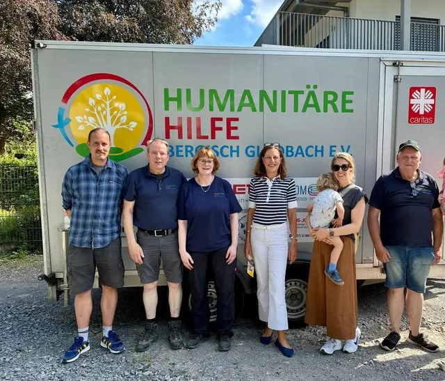 Über eine erfolgreiche Sammlung freuten sich: (v.l.) Elternvertreter David Sterz, der 2. Vorsitzender Humanitäre Hilfe Bergisch Gladbach Dieter Kropp, Ilona Neumann vom Verein Humanitäre Hilfe Bergisch Gladbach, Schulleiterin der KGS Frankenforst Natalie Bors, Enna Dohrmann als Mitglied der Elternpflegschaft und Günter Düren vom Verein Humanitäre Hilfe Bergisch Gladbach. Foto: D. Kropp