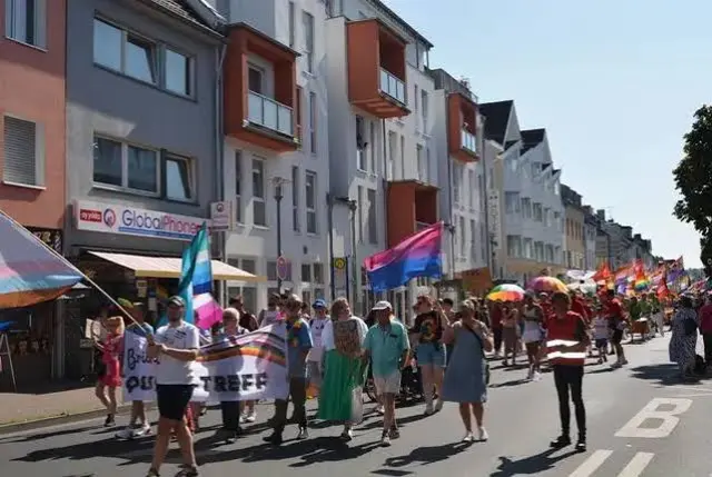 Die queere Community lässt sich von dem Terroranschlag auf den CSD in Berlin nicht einschüchtern. Der dritte CSD in Brühl findet wie geplant am 29. August 2026 statt. | Foto: Foto Brodüffel