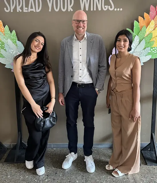  Johannes Schmidt (Mitte) mit Narin Gümüshan (links) und Malak Abdel-Fattah (rechts), die durch die Abschlussfeier geführt haben. | Foto: Rhein-Sieg-Kreis