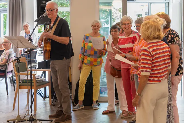 Martin Nordhoff mit "Backgroundchor" um Christine Schiffer und einigen Helferinnen | Foto: Karl-Heinz Ziolkowski