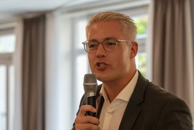 Rösraths Bürgermeister Yannick Steinbach freute sich über die vielen Gäste | Foto: Karl-Heinz Ziolkowski