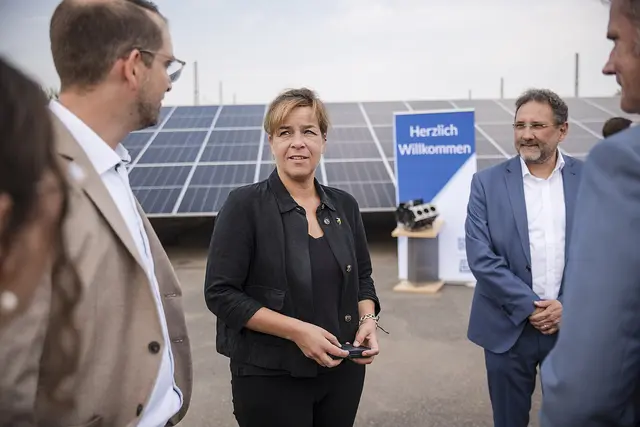 NRW-Ministerin Mona Neubaur, hier bei ihrem Besuch des Eisenwerks, will 1.000 coole Kitas. | Foto: Foto Rheinisches Revier