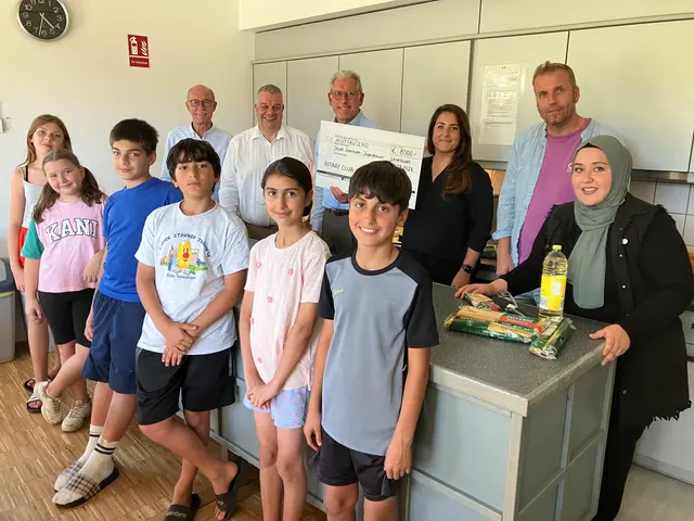 Zusammenstehen für gesunde Ernährung (v.l.): Der Rotary Club, vertreten durch Walter Schepers, Thomas Schulten und Guido Zaß, übergibt die Spende symbolisch an Fachbereichsleiterin Aylin Dogan, Jugendhausleiter Stefan Münch, Ceyda Yildiz (stv. Leitung) und die Kinder im Jugend- und Bürgerhaus „Schöne Aussicht". Foto: Stadt Leverkusen 