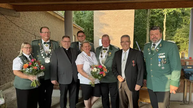 Angelika Altenkirch, Ralf Jung, Jürgen Arnolds, Tim Weisweiler, Angela Heuser, Markus Heuser, Michael Schmalen und Heiko Kleusch nach dem Königsschießen.
 | Foto: Bohnet