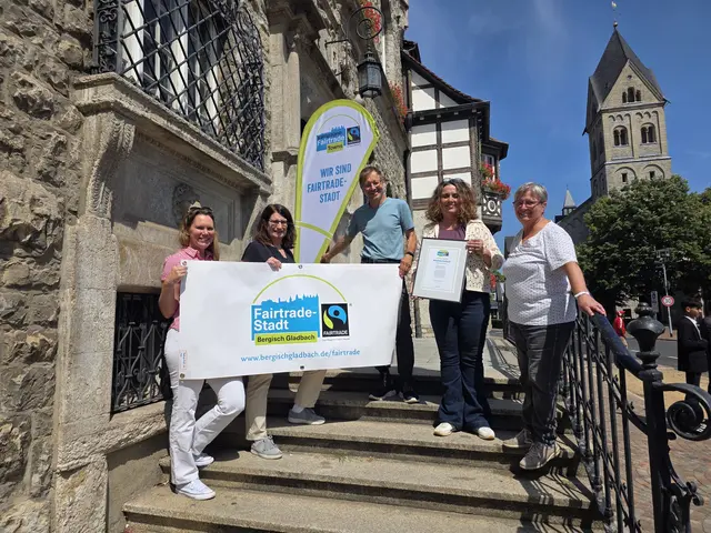 Freude über die erneute Auszeichnung (v.l.): Melanie Haas (Steuergruppe Fair Trade), Stefanie Vogt (Verbraucherzentrale), Robert Wagner (Steuerungsgruppe Fair Trade), Brigitta Opiela (stv. Bürgermeisterin) und Gabriele Apicella (Steuerungsgruppe Fair Trade). Foto: Stadt Bergisch Gladbach