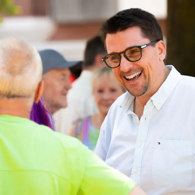 Bürgermeister Alexander Biber im Gespräch. | Foto: Stadt Troisdorf