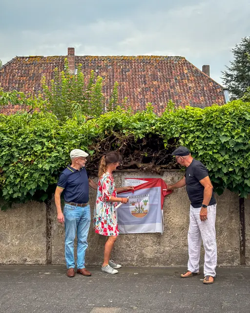 Claus Crispeels (Vorsitzender Heimat- und Geschichtsverein Troisdorf e.V.) und die jetzigen Eigentümer des Reichensteiner Hofes, Helga und Manfred Roge. | Foto: Stadt Troisdorf