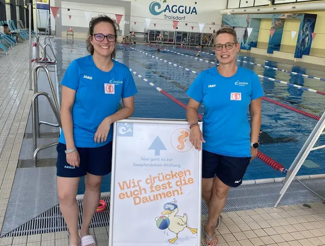 Die Schwimmmeisterinnen Anna-Christina und Kirsten nahmen im AGGUA die Prüfung ab und begleiteten die Kinder auf dem Weg zum Seepferdchen-Abzeichen.
 | Foto: AGGUA Troisdorf