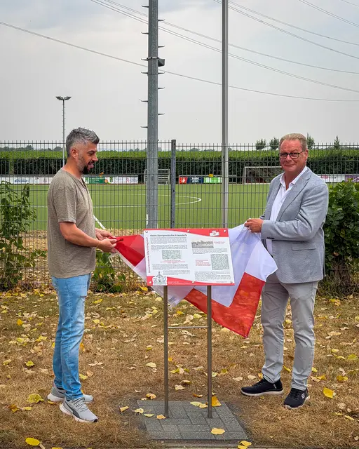 Enthüllung der Infotafel: 1. Vorsitzender des SV RW Kriegsdorf Bartolomäus Bibiela (links) und der stellvertretende Bürgermeister Guido Menzenbach (rechts). | Foto: Stadt Troisdorf