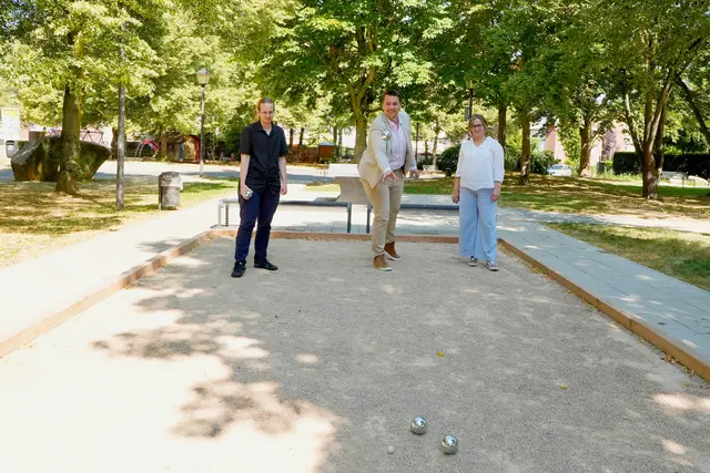 Bürgermeister Alexander Biber (Mitte) testet den neuen Bouleplatz mit Nicolas Brand (links, Sachgebietsleiter Sachgebiet Grünplanung und -neubau) sowie Kerstin Kuffner (Sachgebiet Grünplanung und -neubau). | Foto: Stadt Troisdorf 