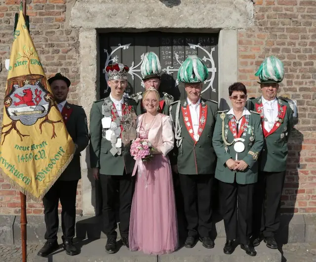Gruppenbild nach der Krönungszeremonie in der Wiesdorfer Sankt Antonius-Kirche: Schützenkönig Jan Bach (mit Krone) wählte Schwester Monique Bach (M.) zu seiner Königin. Foto: Verein