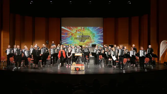 Viel Applaus beim Finale mit den beiden Orchestern: AkkordeonOrchester der Musik- und Kunstschule der Stadt Leverkusen und Akkordeon-Orchester Bayer Leverkusen auf der Bühne des großen Saals des Forums Leverkusen. Foto: Anita Brandtstäter
