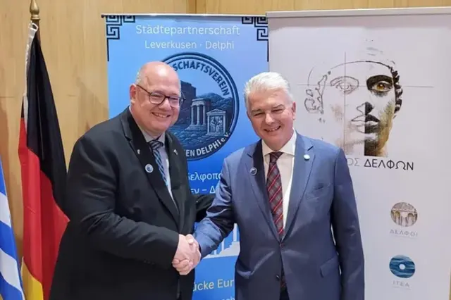 Oberbürgermeister Stefan Hebbel (l.) und der Bürgermeister von Delphi Panagiotis Tagalis (r.) besiegeln die partnerschaftliche Zukunft. Foto: Stadt Leverkusen