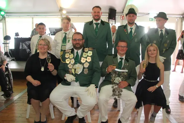 Das neue Schützenkönigspaar Steffen und Petra Ecker, Prinz Ben Hunstorf mit Freundin Marie Pfister (vordere Reihe), Schülerprinz Xenofon Prodromidis und sein Vorgänger, Bruder Apostolos. Foto: Flick 