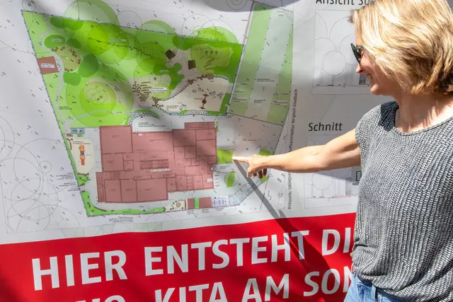 Noch zeigt eine Bautafel den Plan: An der Straße „Am Sommerberg“ entsteht die neue Kindertagesstätte der AWO. Foto: Axel König