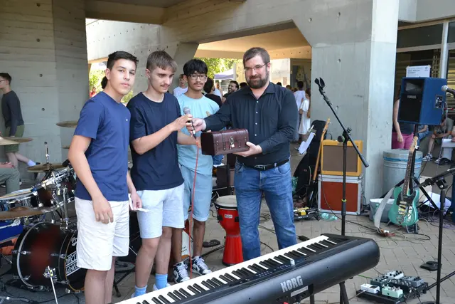 Eine Schülergruppe überreicht Stefan Dünker vom Stadtarchiv die Zeitkapsel. | Foto: Fritz-Bauer-Gesamtschule
