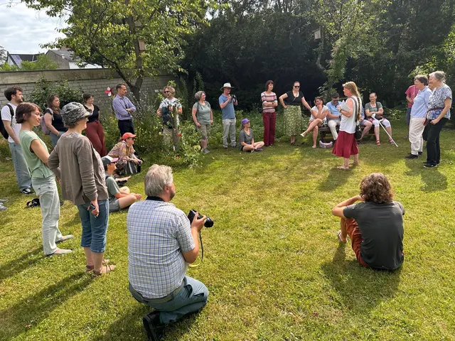 Interessierte Zuhörerinnen und Zuhörer im Garten der Begegnung. Foto: H&amp;Ä/Klaus Brosig