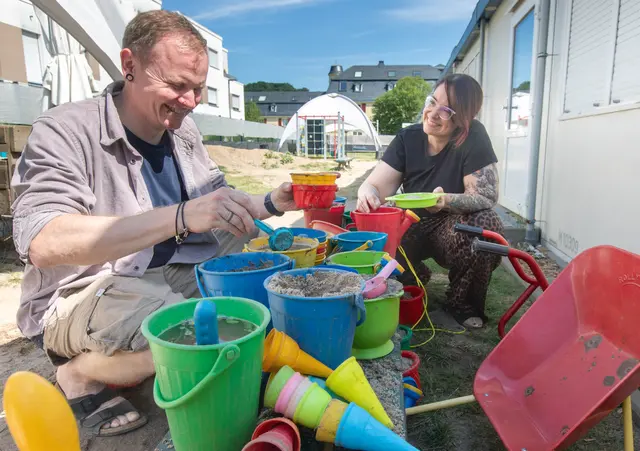 Wasser, Sand und viel Platz zum Spielen gehören zum Außengelände der neuen Übergangskita. Regionalleiter Florian Jankowski und Kita-Leiterin Anna Hustädte zeigen einen der Spielbereiche. Foto: Axel König