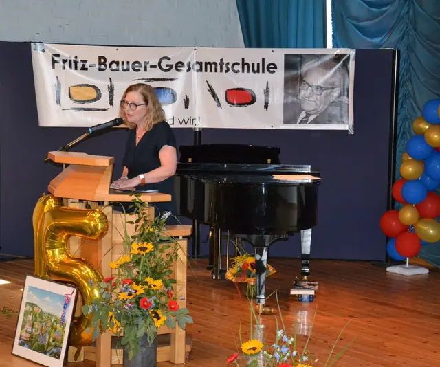 Schulleiterin Stephani Overhage verabschiedet sich mit einer Rede. | Foto: Fritz-Bauer-Gesamtschule