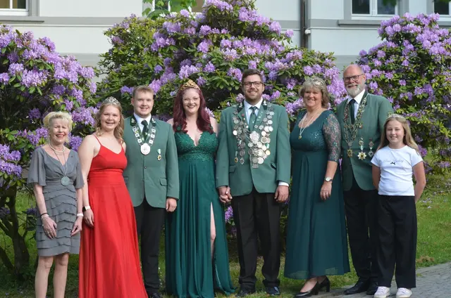 Die Majestäten (v.l.): Zickenkönigin Angelika Peterson, Prinzessin Zoe Scholz, Prinz Marvin Scholz, Königin Wiebke Peterson, König Malte Peterson, Kaiserin Ulrike Langer-Kürz
Kaiser Andreas Kürz, Kinderkönigin Tiana Kunath
 | Foto: Nico D'Amico