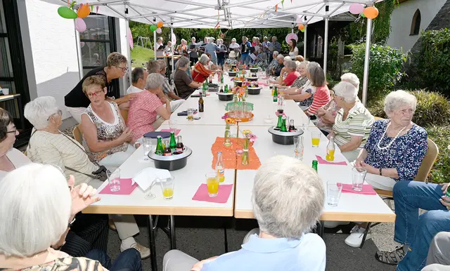 Die gut besuchte Tafel des Ü60-Treffs kam an diesem Tag unter anderem in den Genuss von frischen Frühlingsrollen, heißem Grillgut und selbstgebackenem Kuchen. | Foto:  Henri Grüger/pp