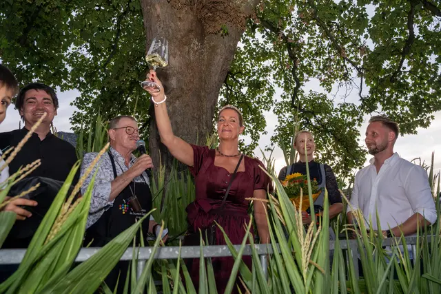 Die neue Weinkönigin Jutta I. prostet den Gästen zu. Mit dabei (v.li.): Bürgermeister Mario Dahm, Walter Keuenhof, Carolina Joachim und Stefan Schmitz. | Foto: Heimermann