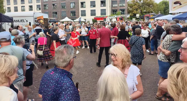 Bunte Tänze des Square Dance Clubs Rhine Stone 666 erfreuten die Besucher | Foto: Bracker