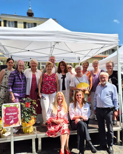 Gemeinsames Gruppenbild bei der Verleihung der „Rose für Rösrath“ im Rahmen der Schlosspartie auf Schloss Eulenbroich. Foto: Stadt Rösrath