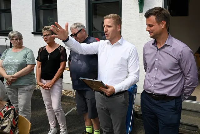 „Das ist tatsächlich etwas Besonderes, was Sie hier alle miteinander tun“, betonte Landrat Markus Ramers in seinem Grußwort. Und auch Bürgermeister Michael Fingel (r.) stellte fest: „Gerade im Alter ist nichts schlimmer, als allein zu sein. Wenn man zusammenrückt, ist das doch etwas sehr Schönes.“ | Foto:  Foto: Henri Grüger/pp