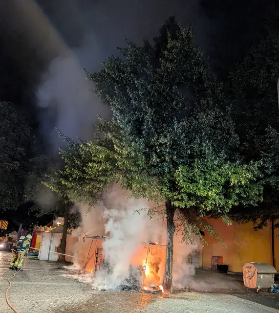 Flammen und dichter Rauch: Vor dem Brühler Rathaus brannte in der Nacht zu Sonntag ein Marktstand. Das Feuer griff bereits auf den danebenstehenden Baum über. Die Feuerwehr konnte eine Ausbreitung auf weitere Stände verhindern und den Baum retten.  | Foto: Feuerwehr Brühl