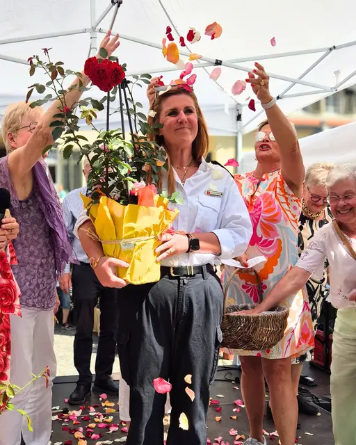 Übergabe der „Rose für Rösrath“: Stefanie Tüschen nimmt die Auszeichnung stellvertretend für Lisa Roth entgegen. Foto: Stadt Rösrath