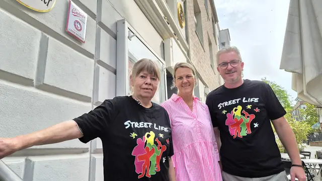 Tobias Sauter stellt das Programm für die 28. Ausgabe von „Street Life“ mit Regina Malek (EVL) und Ingrid Orth (v. r.) vor. Foto: Gabi Knops-Feiler 