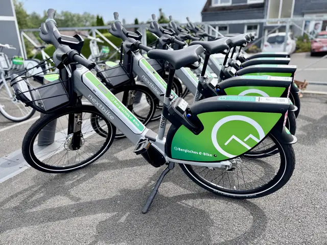 Die Bergischen e-Bikes haben im Zuge des Relaunches ein neues Design erhalten, sind weiter kostengünstig auszuleihen und tragen zur Mobilitätswende im Rheinisch-Bergischen Kreis teil. Foto: Alexander Schiele/Rheinisch-Bergischer Kreis