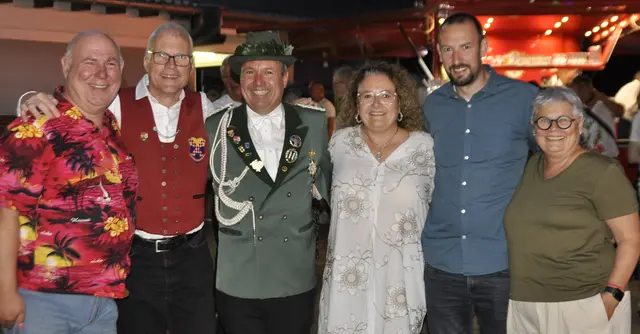 Das strahlende Kaiserpaar Heribert Rech und Daniela Rech-Jordan umringt von (v.li.) Karl-Heinz Nauroth, Oliver Krauß, Christian Mandt und Gabriele Kretschmer. | Foto: fes