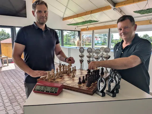 Alexander Sturm (li.) und Bernd Marx werben für das 1. Bornheimer Schnellschach Open auf dem Gestüt Aluta. Es ist alles angerichtet, sogar die Pokale sind bereits besorgt. | Foto: fes