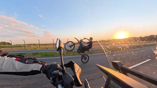 Kurz am Gasgriff des Elektro-Motorrades gedreht und schon hebt das Vorderrad ab. Zur Ausstattung des Piloten gehören neben dem T-Shirt auch Badeschlappen. | Foto: Gürlek