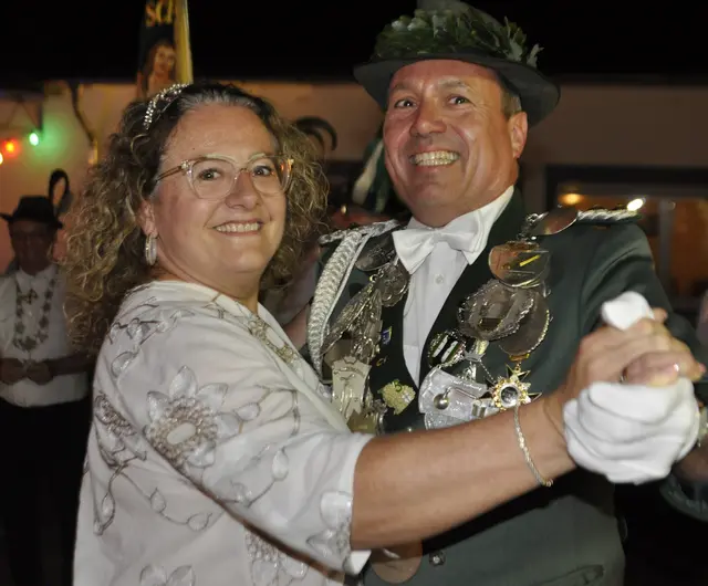 Der Ehrentanz: Das neue Kaiserpaar Heribert Rech und Daniela Rech-Jordan. | Foto: fes