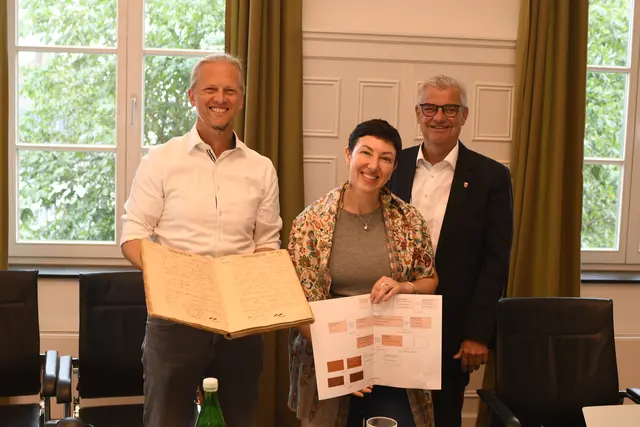 Spurensuche nach den familiären Wurzeln in Brühl: (v.l) Stadtarchivar Alexander Entius, Rabbinerin Lizzi Heydemann, Bürgermeister Marc Prokop | Foto: Foto Brodüffel