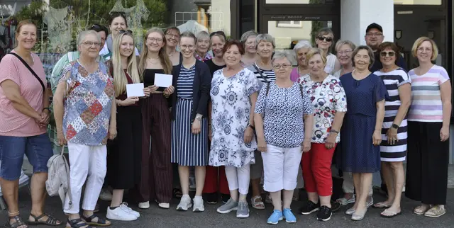 Rita Schreiber (6.v.re.) freute sich mit ihrem Team, wieder zahlreiche Jugendgruppen unterstützen zu können. | Foto: fes