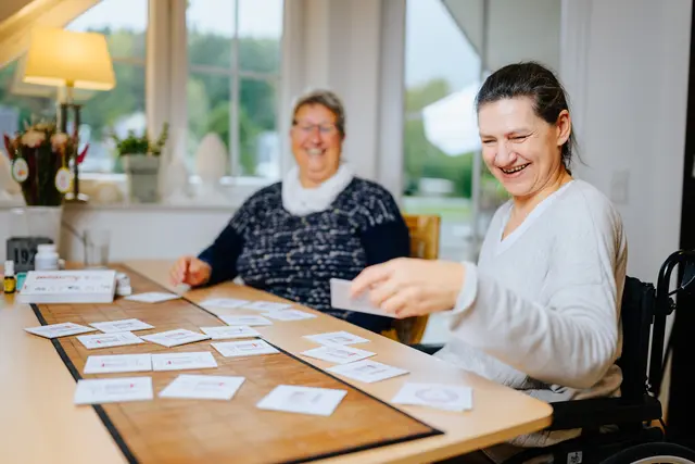 Ergotherapie mit neurologischem Schwerpunkt kann nach einem Schlaganfall gegen Aufmerksamkeits- und Gedächtnisprobleme helfen. Foto: DJD/Stiftung Deutsche Schlaganfall-Hilfe/Besim Mazhiqi