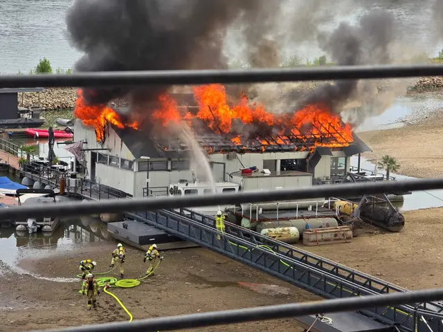 Das Dach des Sürther Bootshauses stand im Vollbrand. | Foto: Leserreporter Volker Grothuesmann