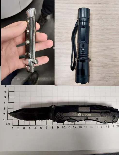 Diese gefährlichen Gegenstände wurden von den Beamten beschlagnahmt. | Foto: Bundespolizei