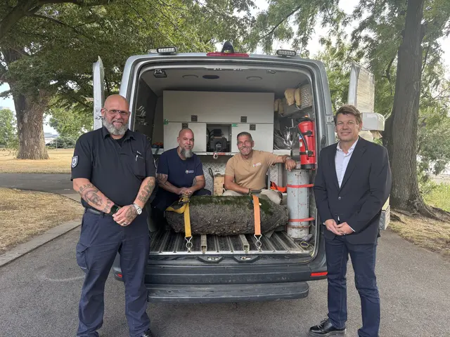 (v.l.) Marco Böhner (Einsatzleiter Ordnungsamt), Christoph Wassenberg und Marcel Biewald (Kampfmittelbeseitigungsdienst Rheinland der Bezirksregierung Düsseldorf) und Dirk Käsbach (Leiter des Ordnungsamtes der Stadt Köln) mit der entschärften Bombe.  | Foto: Stadt Köln