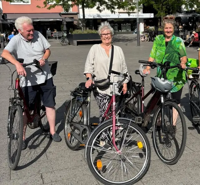 Manfred Gießen, ehemaliger Bezirksbürgermeister von Rodenkirchen (Grüne), Anke Bonadonna (KSG) und die amtierende Bezirksbürgermeisterin Dr. Sabine Müller, üben den Schulterschluss beim Radfahren „über Parteigrenzen“ hinweg.  | Foto: Frei von Rechten Dritter 