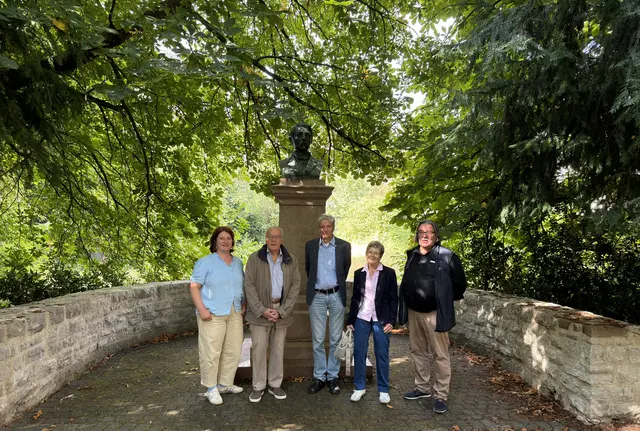 Alexandra Peters (Stadt Bergisch Gladbach, Untere Denkmalbehörde), Franz Josef Vierkotten (Vorsitzender des Verschönerungsvereins), Dr, Albert Eßer (Geschäftsführer des Verschönerungsvereins), Helga Monheim (stellv. Vorsitzende des Verschönerungsvereins) und Prof. Dr. Michael Werling (stellv. Vorsitzender des Verschönerungsvereins). Foto: Stadt Bergisch Gladbach