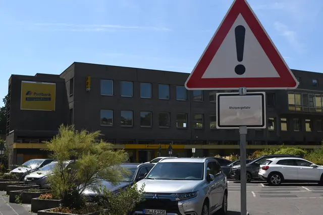 Auf dem Parkplatz vor der Post kommt es immer wieder zu Unfällen. Jetzt wird der stark frequentierte Platz drei Tage lang gesperrt. | Foto: Foto Brodüffel