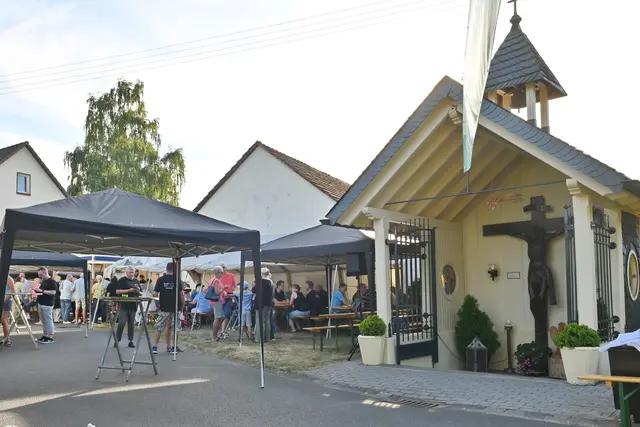 Die schöne kleine Kapelle ist ein würdiger Unterstand für die Replik des Eitorfer Missionskreuzes. Der Erlös des Festes unterstützt die Arbeit des Vereins zum Erhalt des Bauwerks. | Foto: Herkenrath