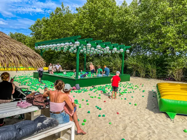 Bällebad mit Discokugeln. 
