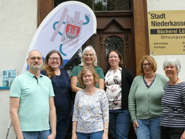 Detlef Auer, Franziska Wiedenhöfer, Monika Lorenz-Berlinghof, Petra Brandl-Kirsch, Sarah Glahn, Kerstin Meinhardt und Helga Passing. Martina Lorscheid und Charlotte Meinhardt gehören ebenfalls zum aktuellen Vorstand.  | Foto: probiblio