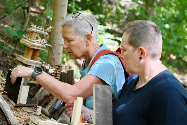 Viel Herzblut und Arbeit haben Elke und Annette Lohmberg in die liebevoll gestaltete Wichtelwelt gesteckt und sind froh, dass sie sie nun wieder im Wald platzieren durften. | Foto: Herkenrath